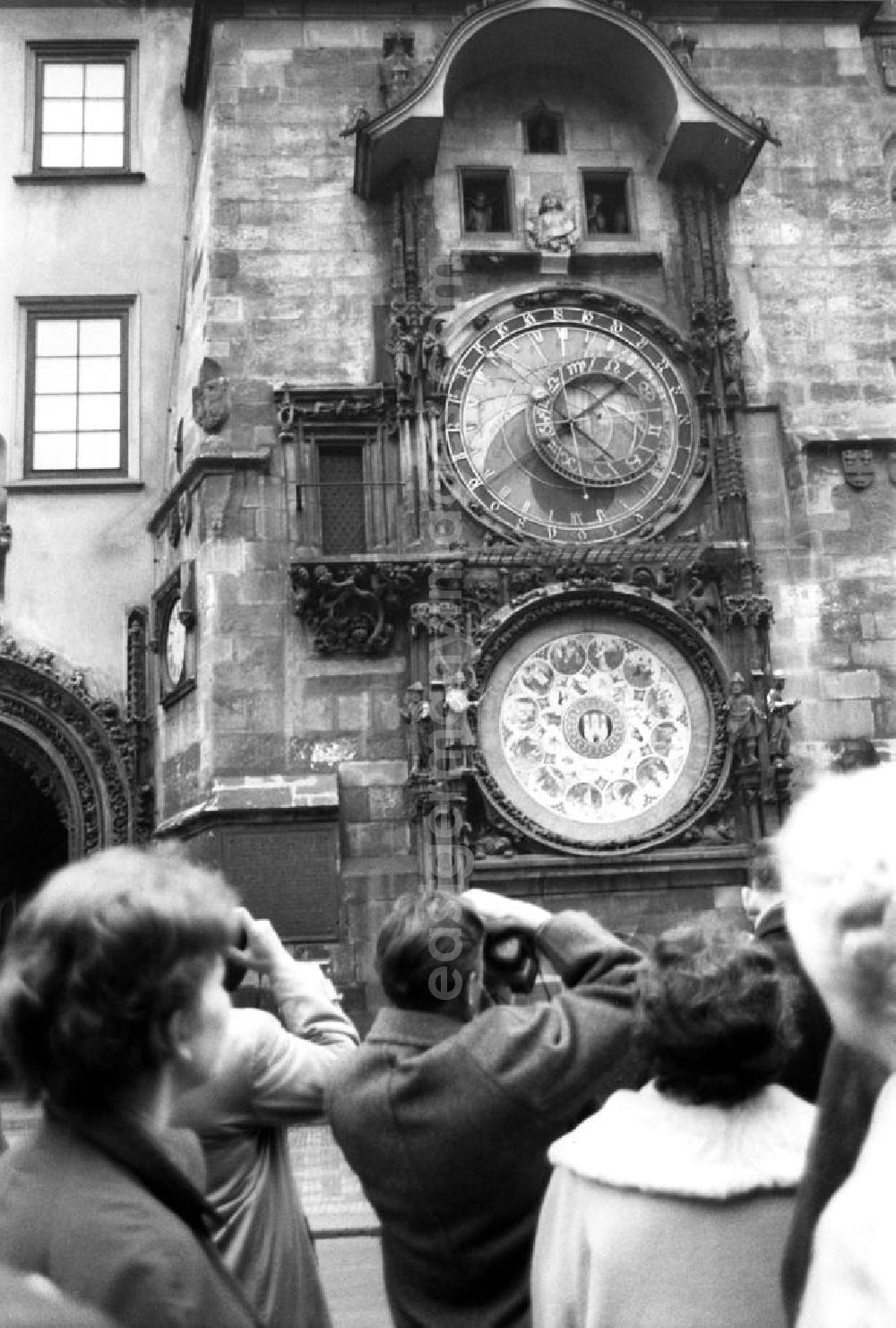 GDR photo archive: Prag - Eine Gruppe von Touristen betrachtet die astronomische Aposteluhr am Altstädter Rathaus. In diesem Jahr wurde die generelle Visumspflicht zwischen der DDR und der CSSR abgeschafft.