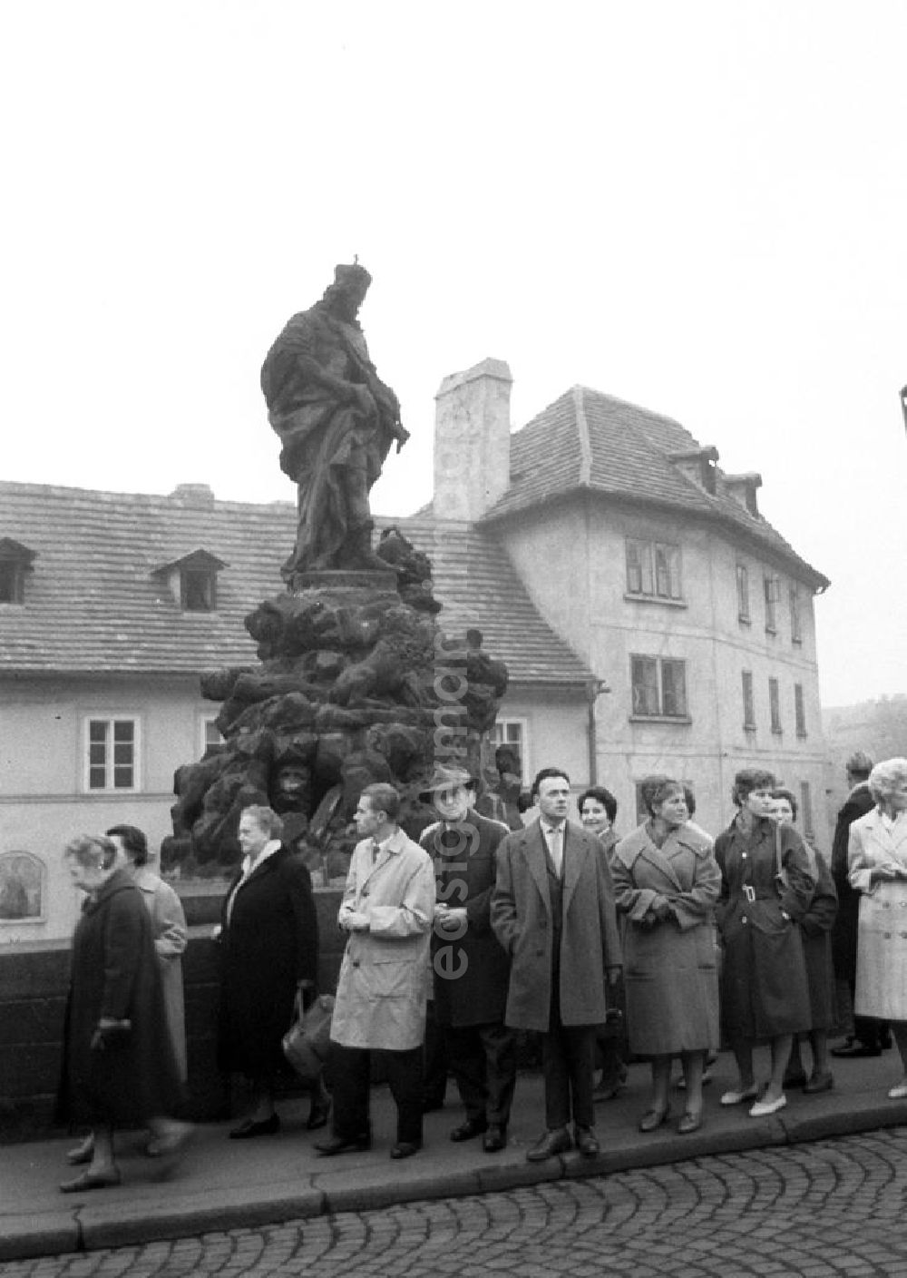 GDR picture archive: Prag - Eine Gruppe von Touristen bummelt durch die Prager Altstadt. In diesem Jahr wurde die generelle Visumspflicht zwischen der DDR und der CSSR abgeschafft.