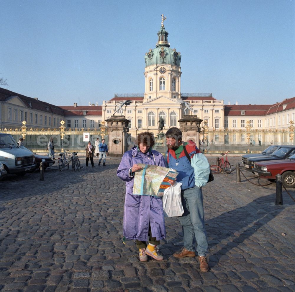 GDR image archive: Berlin - Mitte - The Schloss Charlottenburg is located in Berlin - Charlottenburg. It belongs to the Foundation for Prussian Palaces and Gardens in Berlin-Brandenburg. Here, two tourists are oriented in a city map