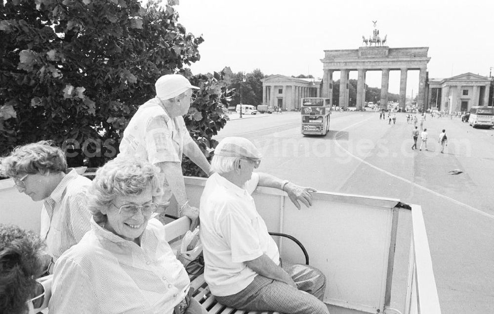 GDR picture archive: Berlin-Mitte - Touristen sitzen im offenen Doppeldecker Bus auf dem Pariser Platz, im Hintergrund das Brandenburger Tor.
