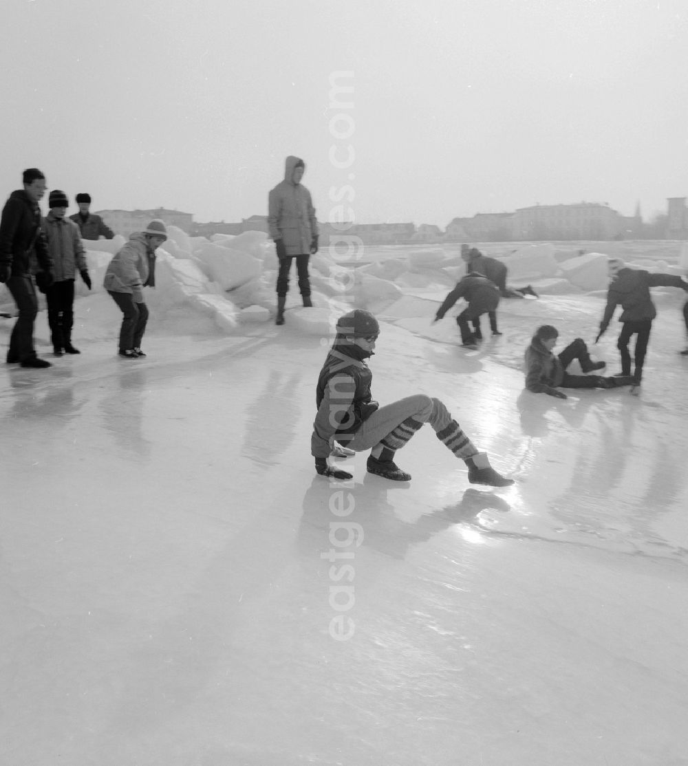 GDR image archive: Warnemünde - Tourists walk on the frozen and snow-covered Baltic Sea in Warnemuende in the federal state Mecklenburg-Western Pomerania on the territory of the former GDR, German Democratic Republic
