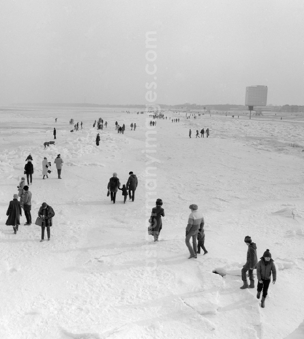 Warnemünde: Tourists walk on the frozen and snow-covered Baltic Sea in Warnemuende in the federal state Mecklenburg-Western Pomerania on the territory of the former GDR, German Democratic Republic