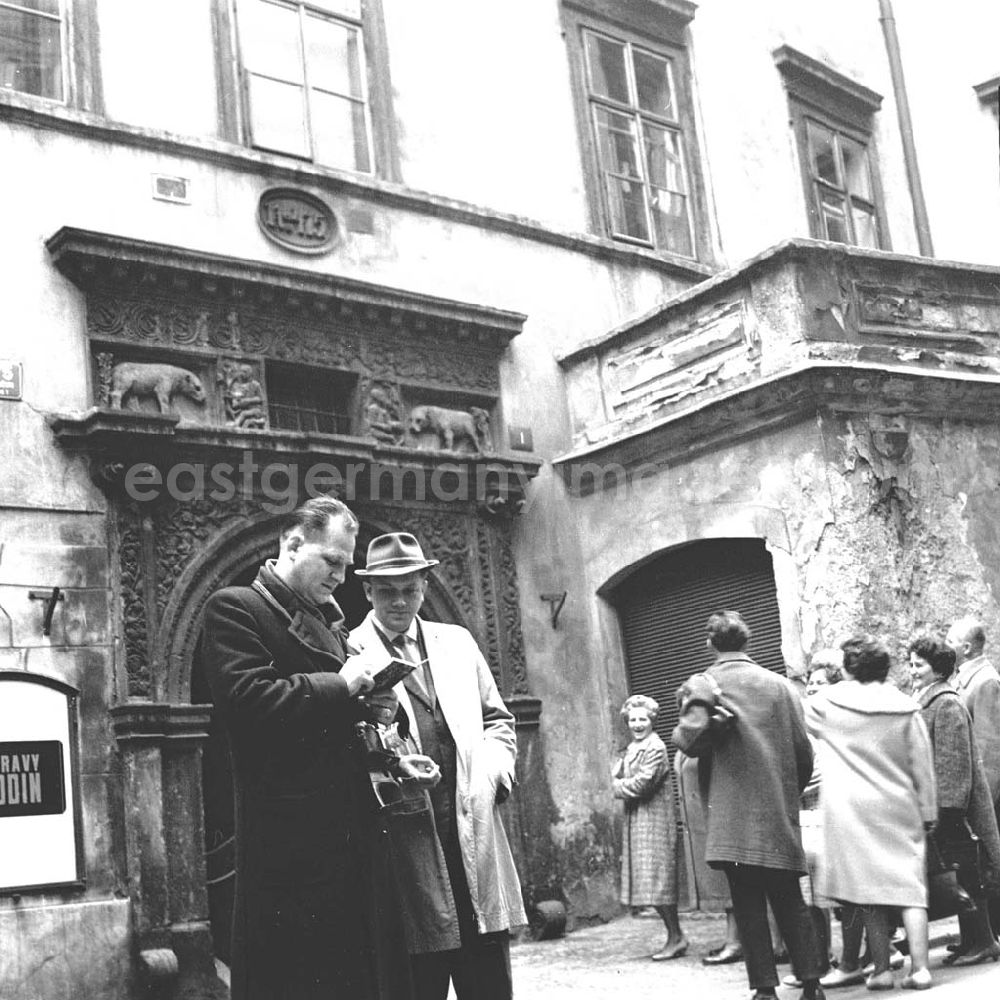 GDR image archive: Prag - Touristengruppe bei Stadtbesichtigung / Sightseeing in Prag (Praha), Hauptstadt der Tschechoslowakei CSSR (heute Tschechien). Touristen stehen vor Fassade / Hausfassade.