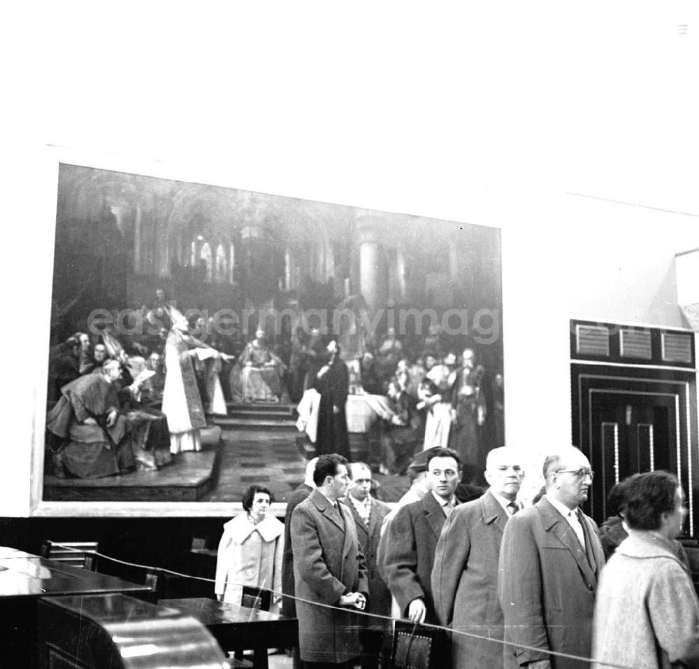 Prag: Touristengruppe besichtigen Ausstellung in der Prager Burg in Prag (Praha), Hauptstadt der Tschechoslowakei CSSR (heute Tschechien). Menschen stehen vor Gemälde.