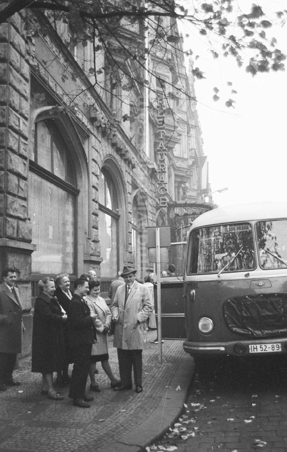 GDR picture archive: Prag - Touristengruppe steht auf Gehweg neben Bus Karosa 7