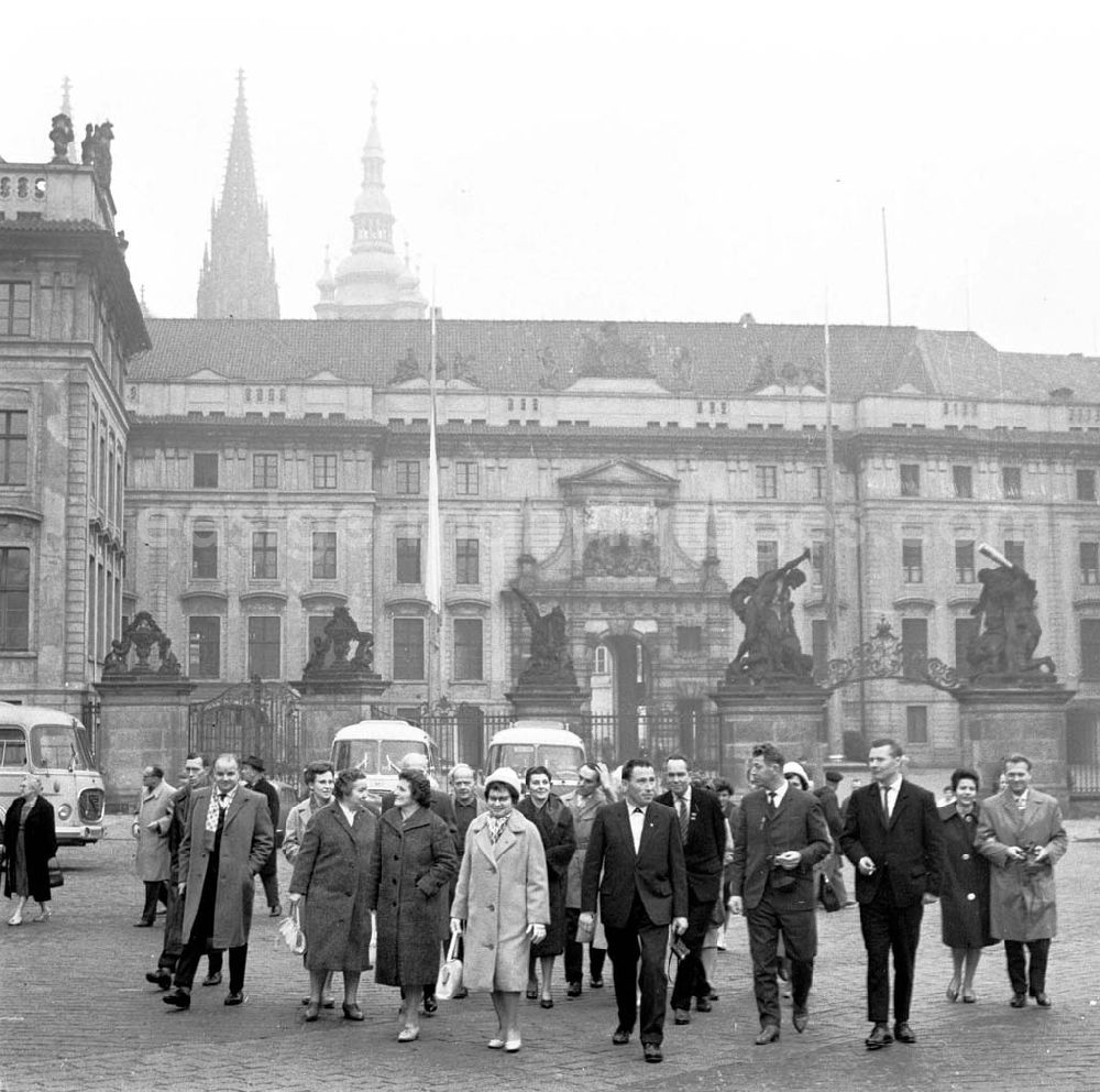 GDR photo archive: Prag - Touristengruppe vor Tor / Eingang der Prager Burg (Prazsky hrad), Prag (Praha) ist Hauptstadt der Tschechoslowakei CSSR (heute Tschechien). Die teilweise über 1000 Jahre alte Burg wurde auf einem etwa 7