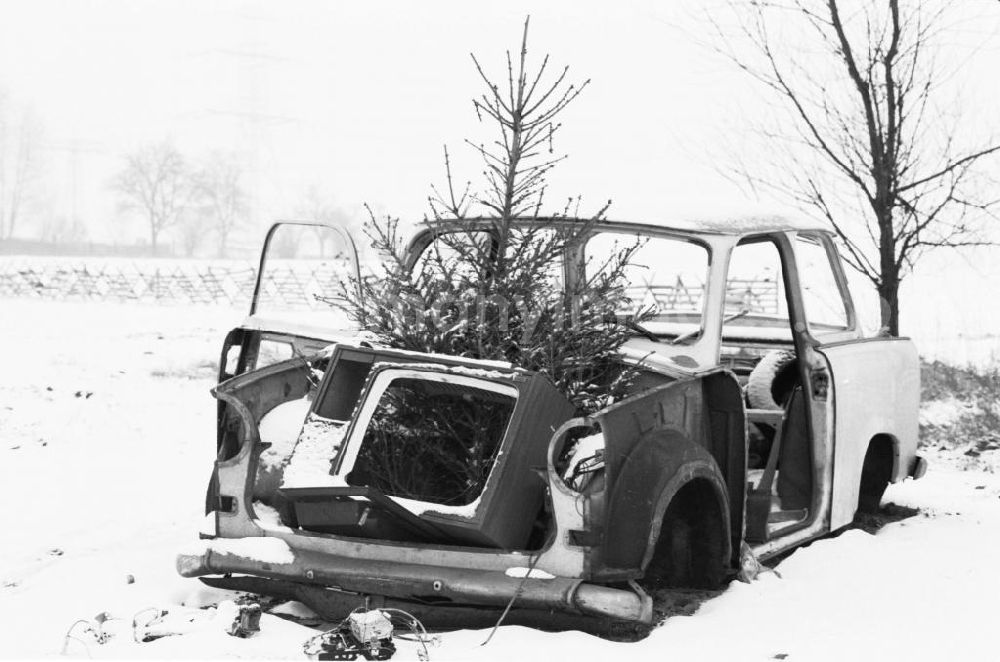 GDR image archive: - Trabant mit Weihnachtsbaum und Fernsehgehäuse Umschlagnummer: 7166