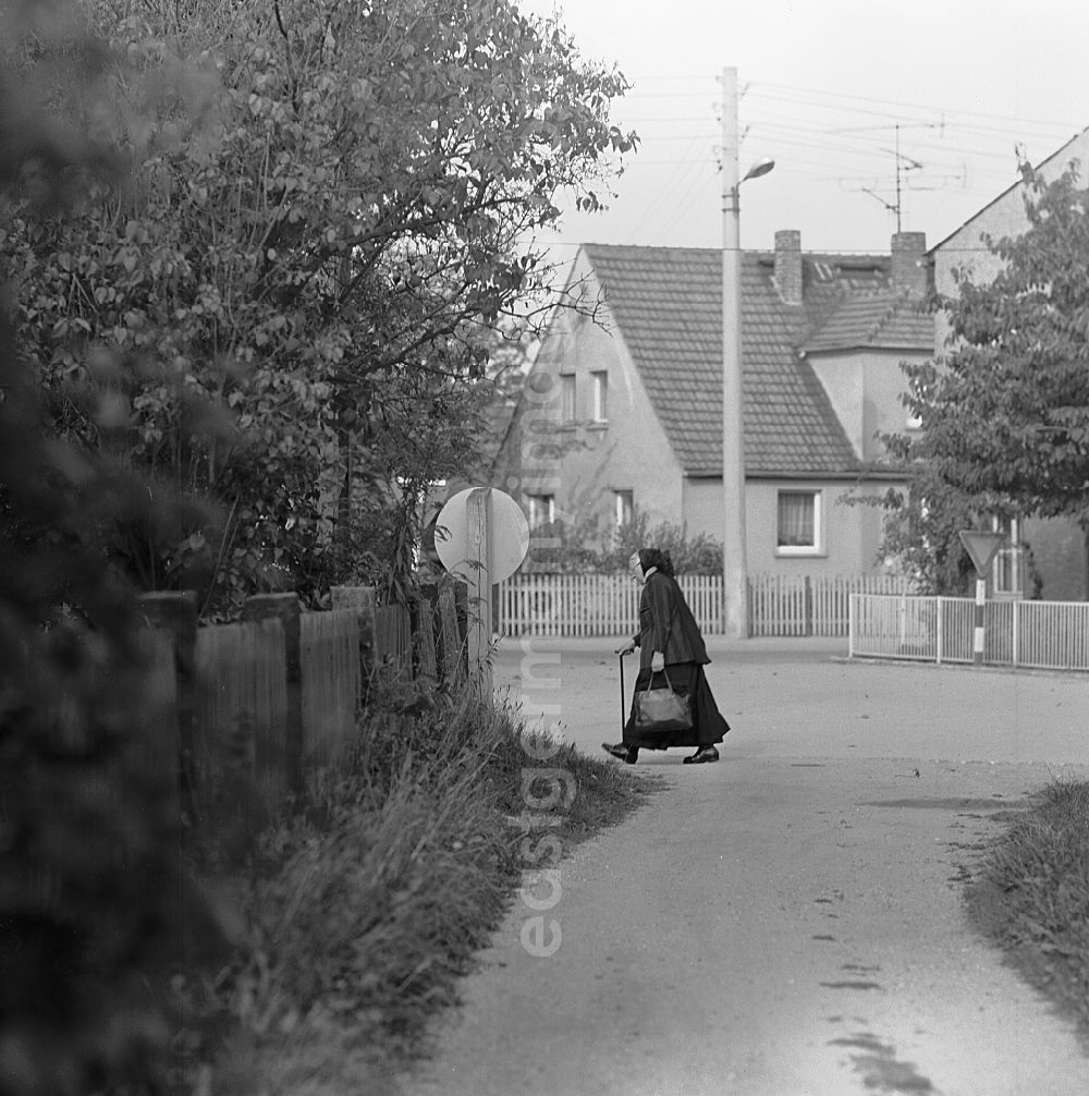 GDR picture archive: Boxberg/Oberlausitz - Costumes and garments an older Sorbian on street in Boxberg/Oberlausitz, Saxony on the territory of the former GDR, German Democratic Republic