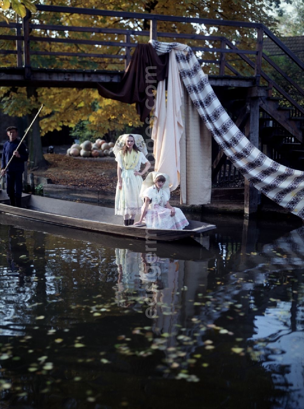 GDR image archive: Lübben (Spreewald) - Costumes and garments of the Sorbian ethnic group in the Spreewald in Luebben (Spreewald) in the state Brandenburg on the territory of the former GDR, German Democratic Republic