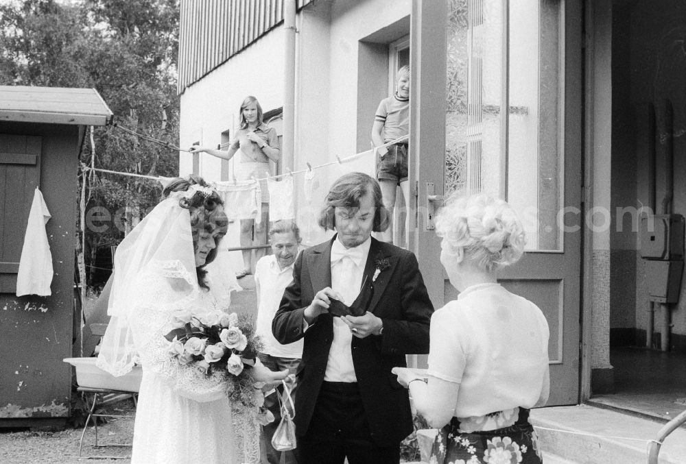 GDR photo archive: Scheibenberg - Traditional wedding in Scheibenberg in the federal state of Saxony on the territory of the former GDR, German Democratic Republic