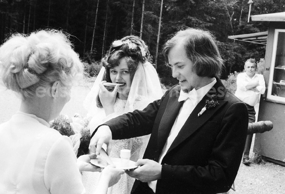 GDR picture archive: Scheibenberg - Traditional wedding in Scheibenberg in the federal state of Saxony on the territory of the former GDR, German Democratic Republic