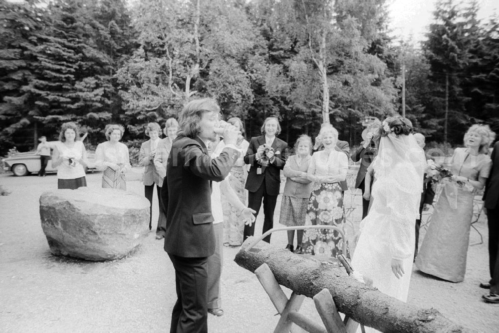 GDR photo archive: Scheibenberg - Traditional wedding in Scheibenberg in the federal state of Saxony on the territory of the former GDR, German Democratic Republic