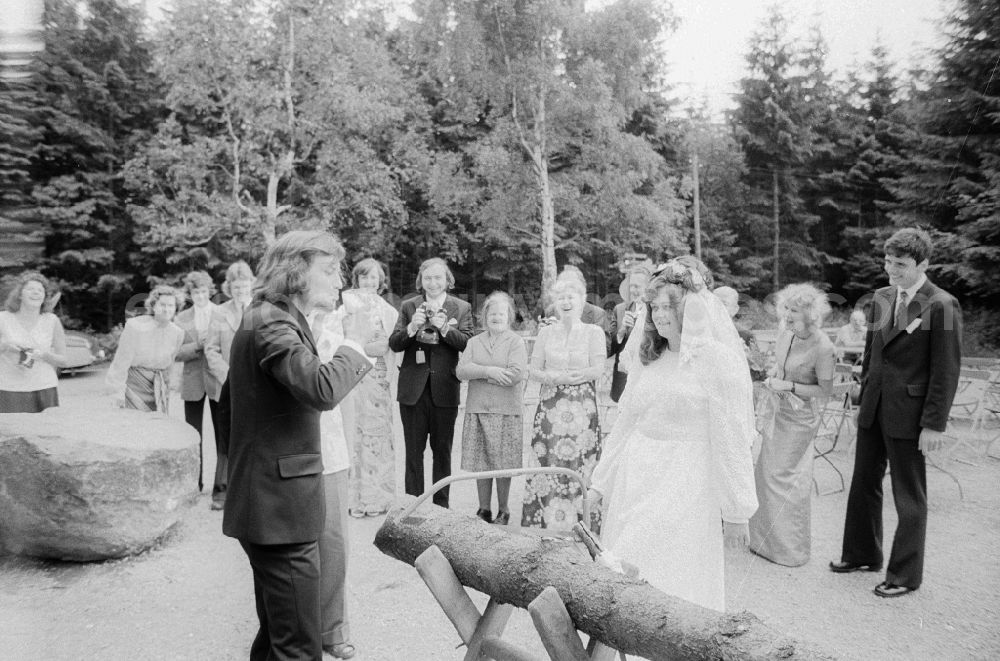 GDR picture archive: Scheibenberg - Traditional wedding in Scheibenberg in the federal state of Saxony on the territory of the former GDR, German Democratic Republic