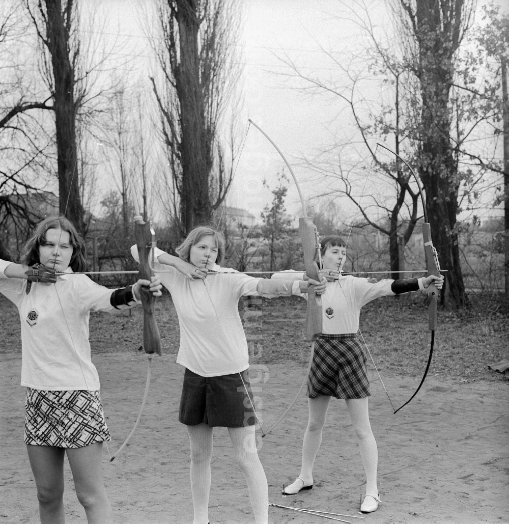 GDR image archive: Strausberg - Training of members of the section of the Archery Army Community (ASG) forward Strausberg in Strausberg in Brandenburg on the territory of the former GDR, German Democratic Republic