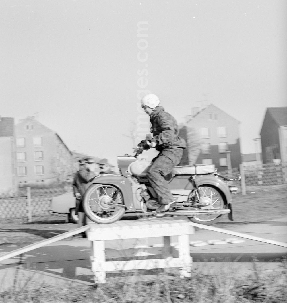 GDR image archive: Strausberg - Balance training with the motorcycle section of Motorsport of Army Community (ASG) forward Strausberg in Strausberg in Brandenburg on the territory of the former GDR, German Democratic Republic