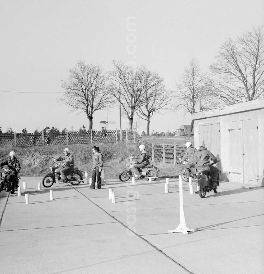 GDR photo archive: Strausberg - Skill training with the motorcycle section of Motorsport of Army Community (ASG) forward Strausberg in Strausberg in Brandenburg on the territory of the former GDR, German Democratic Republic