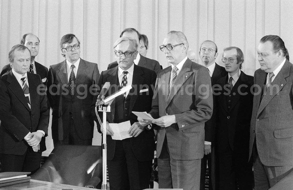 Berlin: On the basis of proposals of the GDR were signed on the 16. 11 in the ministry of Foreign Affairs of the GDR in Berlin a row of important regulations and arrangements to traffic and other questions with the government of the FRG. After signing gave the deputy of the Minister of Foreign Affairs of the GDR, Kurt Nier (r). , an explanation from. On the left the leader of the constant representation of the FRG in the GDR, Guenter Gaus in Berlin, the former capital of the GDR, German democratic republic