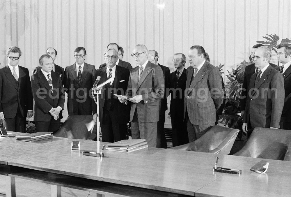 GDR image archive: Berlin - On the basis of proposals of the GDR were signed on the 16. 11 in the ministry of Foreign Affairs of the GDR in Berlin a row of important regulations and arrangements to traffic and other questions with the government of the FRG. After signing gave the deputy of the Minister of Foreign Affairs of the GDR, Kurt Nier (r). , an explanation from. On the left the leader of the constant representation of the FRG in the GDR, Guenter Gaus in Berlin, the former capital of the GDR, German democratic republic