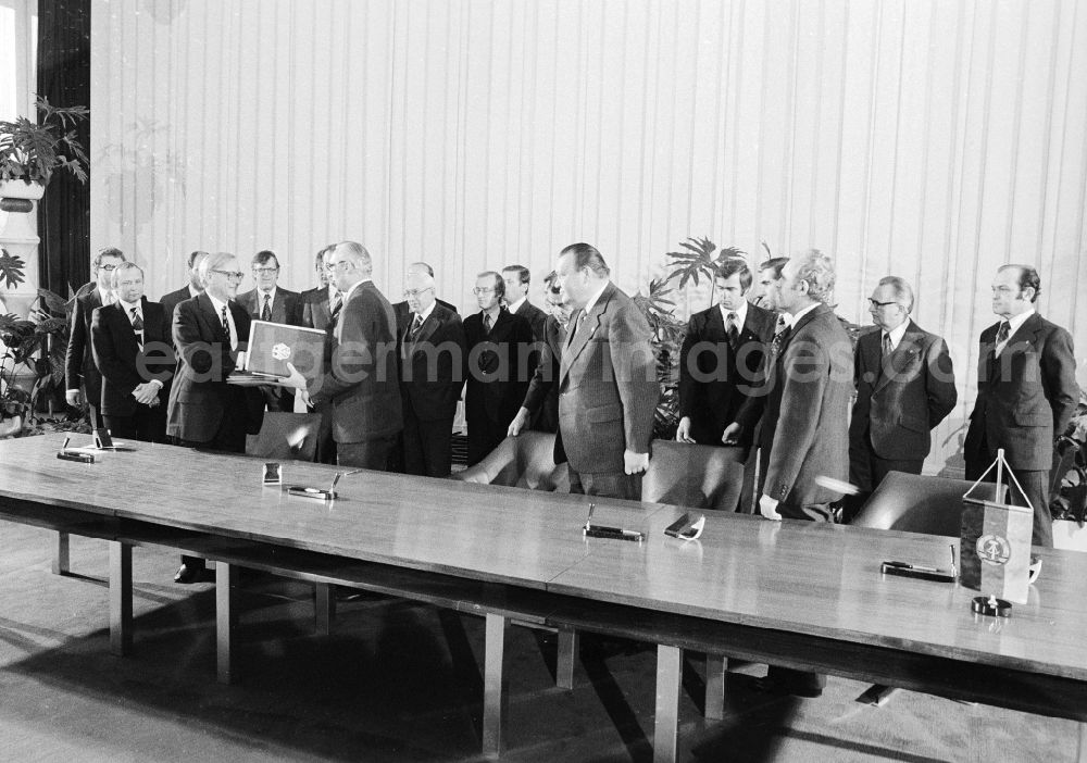 GDR photo archive: Berlin - On the basis of proposals of the GDR were signed on the 16. 11 in the ministry of Foreign Affairs of the GDR in Berlin a row of important regulations and arrangements to traffic and other questions with the government of the FRG. After signing gave the deputy of the Minister of Foreign Affairs of the GDR, Kurt Nier (r). , an explanation from. On the left the leader of the constant representation of the FRG in the GDR, Guenter Gaus in Berlin, the former capital of the GDR, German democratic republic