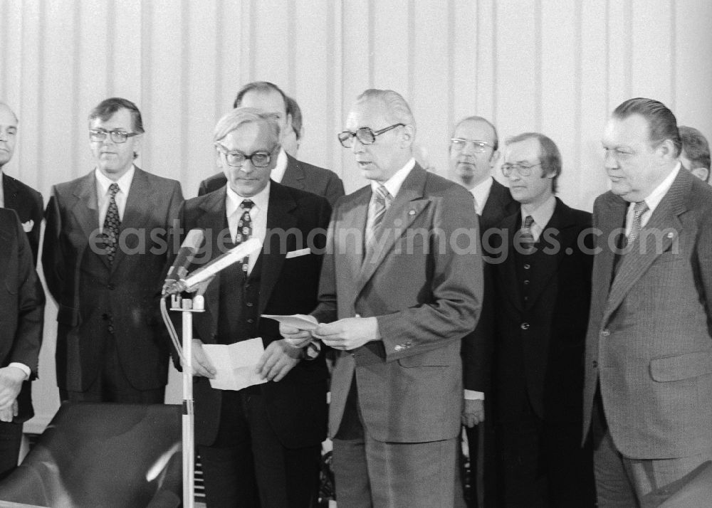 GDR picture archive: Berlin - On the basis of proposals of the GDR were signed on the 16. 11 in the ministry of Foreign Affairs of the GDR in Berlin a row of important regulations and arrangements to traffic and other questions with the government of the FRG. After signing gave the deputy of the Minister of Foreign Affairs of the GDR, Kurt Nier (r). , an explanation from. On the left the leader of the constant representation of the FRG in the GDR, Guenter Gaus in Berlin, the former capital of the GDR, German democratic republic