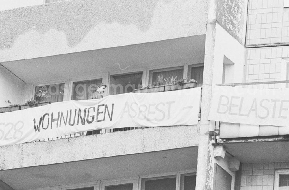Berlin: Transparent am Balkon einer Plattenbau-Wohnung mit dem Spruch: 628 Wohnungen Asbest belastet.