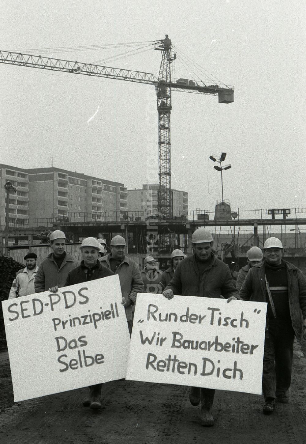 GDR image archive: Berlin - Protest poster and banner solution of construction workers in the new residential area on place Cecilienplatz in the district Hellersdorf in Berlin Eastberlin on the territory of the former GDR, German Democratic Republic