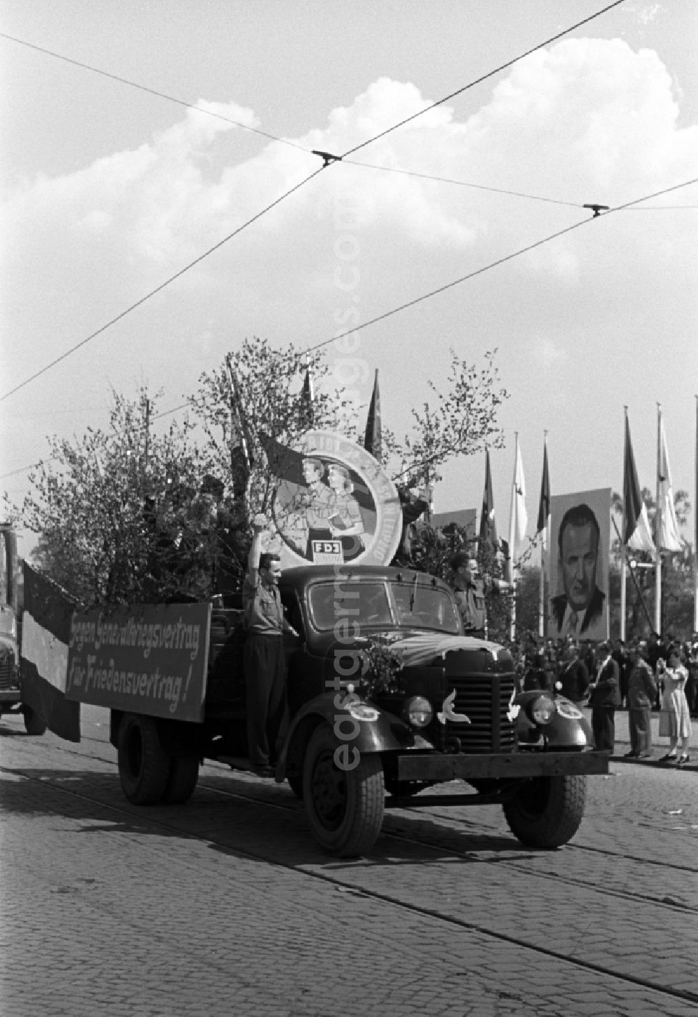 GDR image archive: Dresden - Protest poster and banner slogan Against a general war treaty for a peace treaty carried by young members of the FDJ on a Russian truck in Dresden, Saxony on the territory of the former GDR, German Democratic Republic