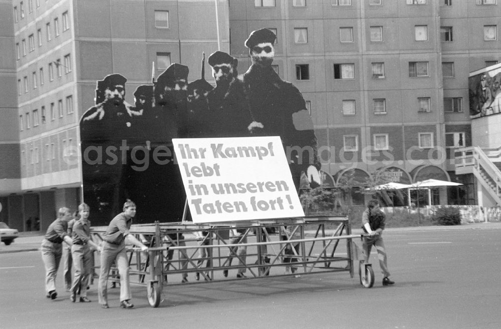 Berlin: Young people push a demonstration trolley with a frame and the portrait of the revolutionary Red Sailors of the November Revolution with the poster and banner slogan Your fight lives on in our actions! on Karl-Liebknecht-Strasse in Berlin East Berlin in the area of the former GDR, German Democratic Republic