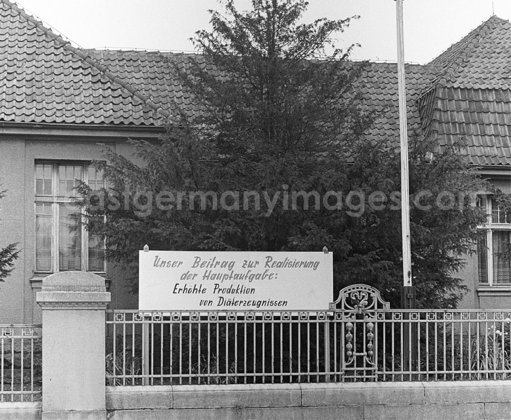GDR image archive: Halberstadt - Protest poster and banner solution an der Kehrstrasse in Halberstadt in the state Saxony-Anhalt on the territory of the former GDR, German Democratic Republic