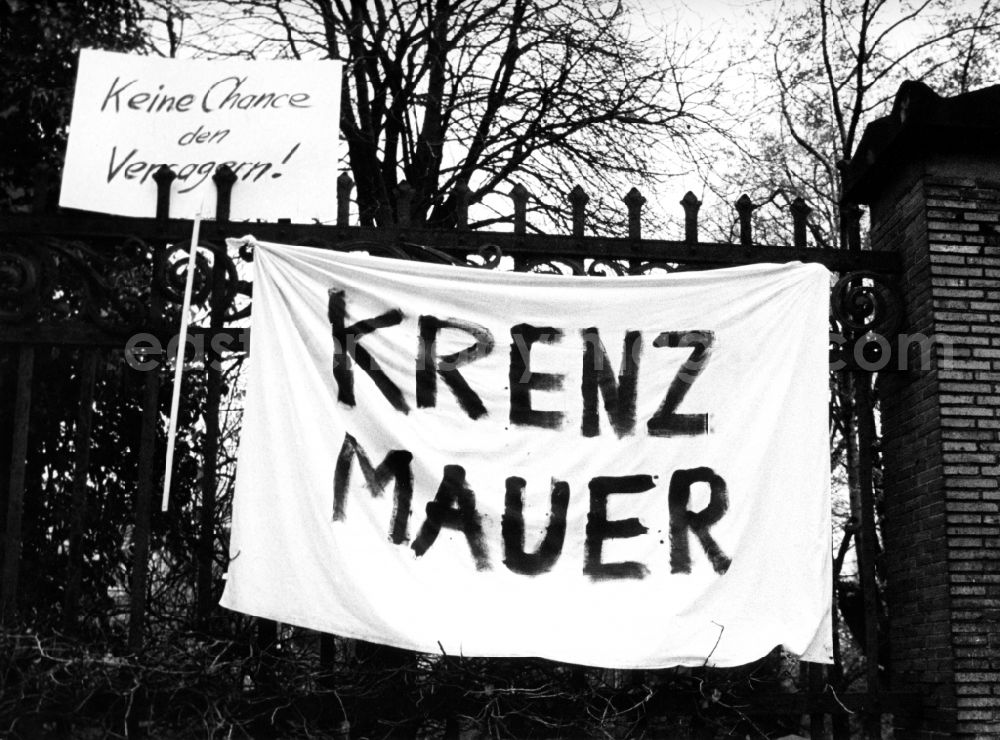 GDR picture archive: Berlin - Protest poster and banner solution Krenz = Mauer at the fence of the church Gethsemanekirche on Stargarder Strasse in the district Prenzlauer Berg in Berlin, the former capital of the GDR, German Democratic Republic