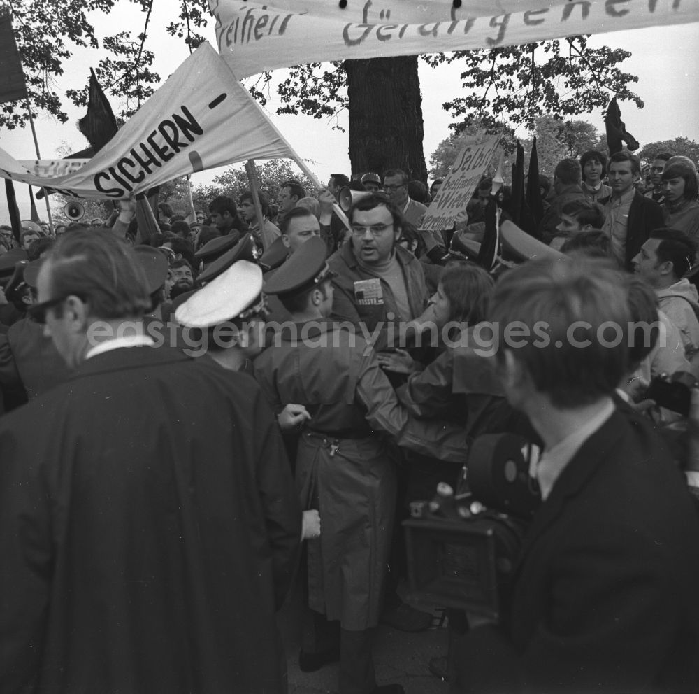 GDR image archive: Kassel - Protest poster and banner slogan and protests on the sidelines of the state visit by GDR Prime Minister Willi Stoph on German-German rapprochement as part of Willi Brandt's new Eastern policy in Kassel, Hesse in Germany