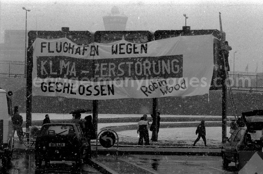 GDR picture archive: - Transparent von Robin Wood am Flughafen Tegel Umschlagnummer: 7377