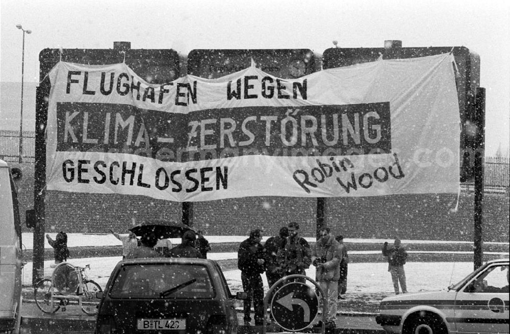 GDR image archive: - Transparent von Robin Wood am Flughafen Tegel Umschlagnummer: 7377