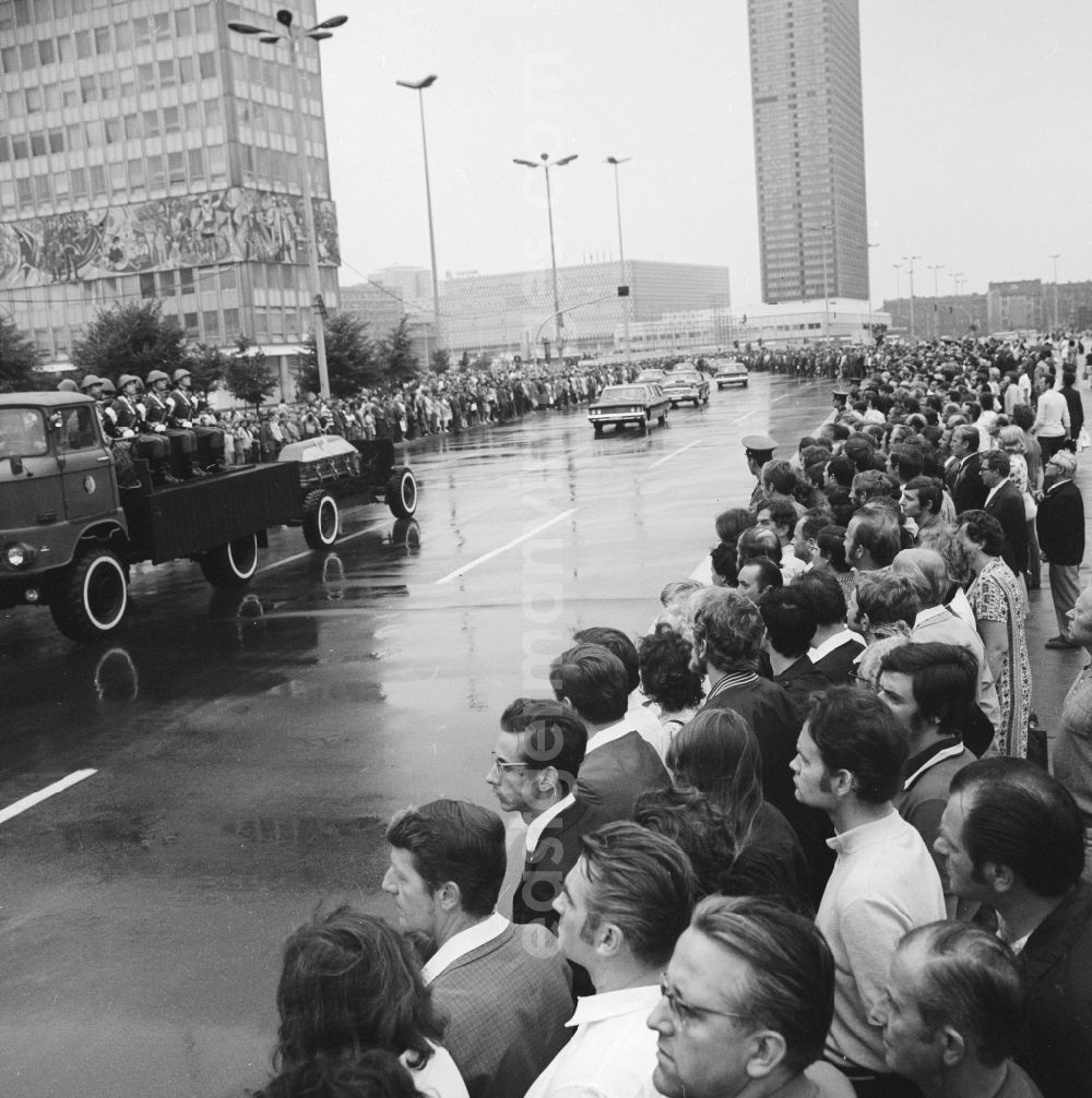 Berlin: Mourning for Walter Ulbricht (1893 - 1973) in Berlin, the former capital of the GDR, the German Democratic Republic. Grief lane of East Berlin citizens in the Karl-Marx-Allee, through which the coffin is driven to the crematorium