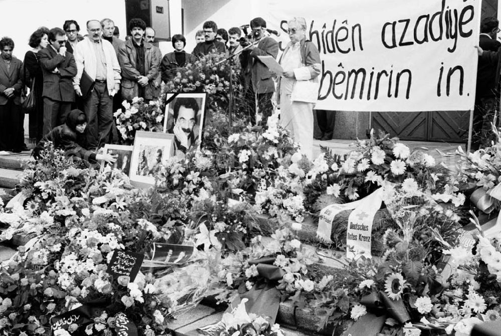 GDR photo archive: Berlin-Lichtenberg - Trauerfeier für ermordeten Kurden in Lichtenberg 25.