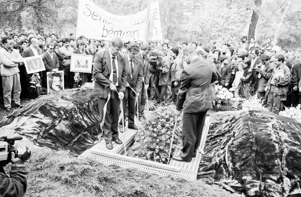 GDR picture archive: Berlin-Lichtenberg - Trauerfeier für ermordeten Kurden in Lichtenberg 25.