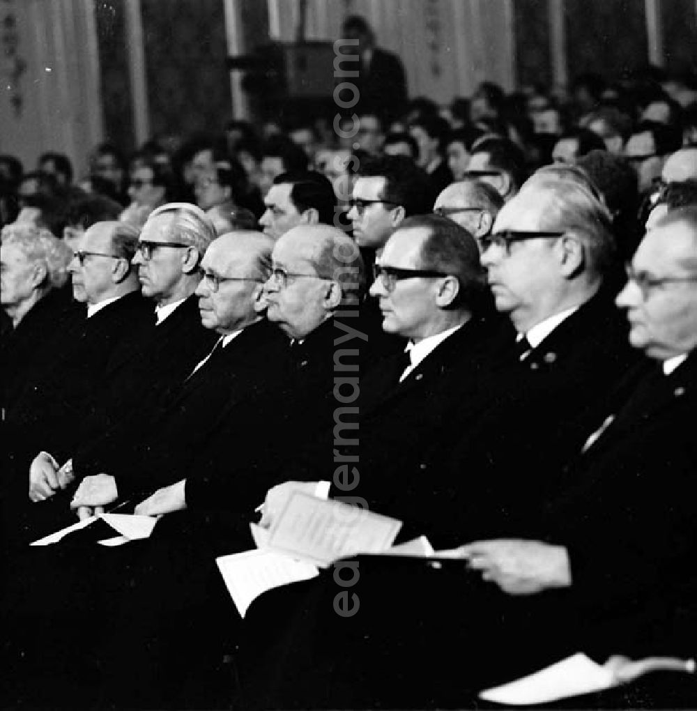 GDR photo archive: Berlin - Staatsakt - Trauerfeier in der Staatsoper.