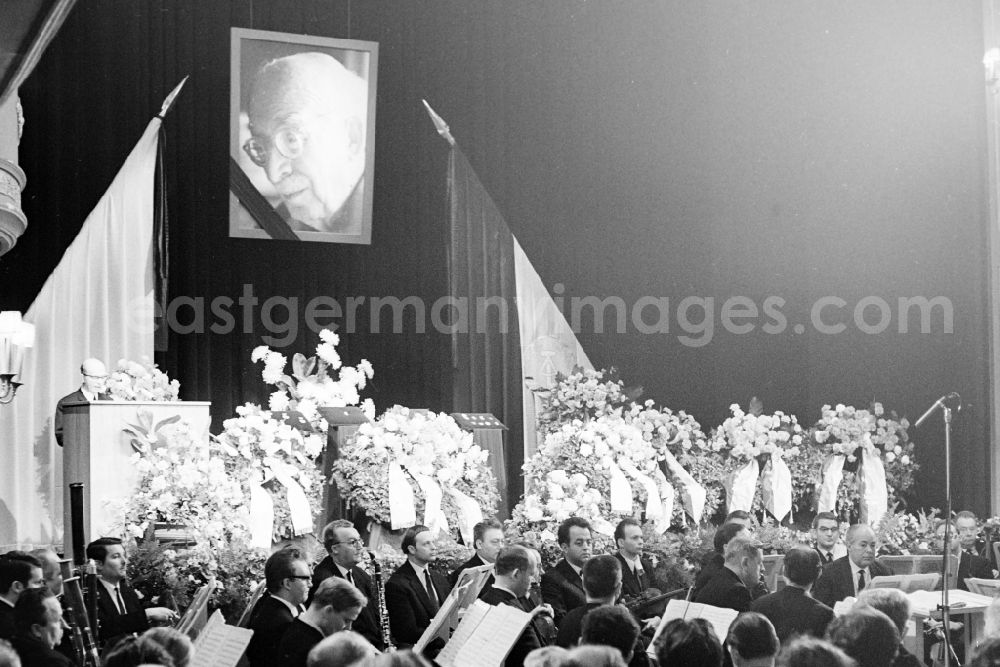 GDR image archive: Berlin - State act and state funeral as a funeral service for the funeral von Arnold Zweig im Deutschen Theater on street Schumannstrasse in the district Mitte in Berlin Eastberlin on the territory of the former GDR, German Democratic Republic