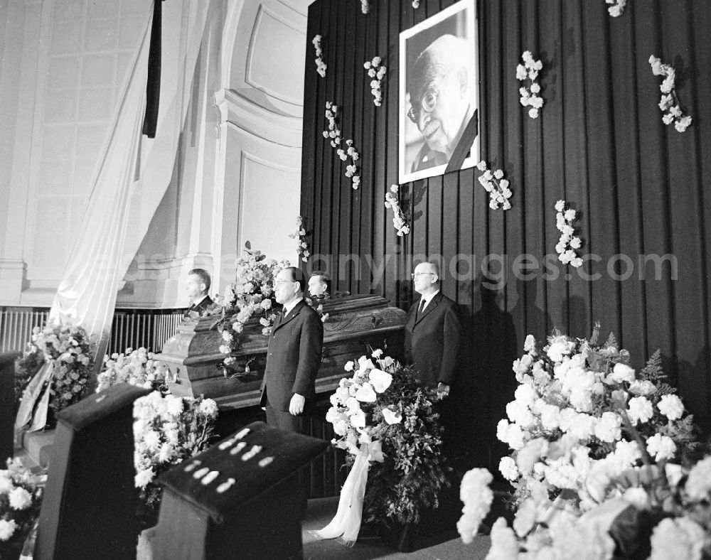 GDR photo archive: Berlin - State act and state funeral as a funeral service for the funeral von Arnold Zweig im Deutschen Theater on street Schumannstrasse in the district Mitte in Berlin Eastberlin on the territory of the former GDR, German Democratic Republic