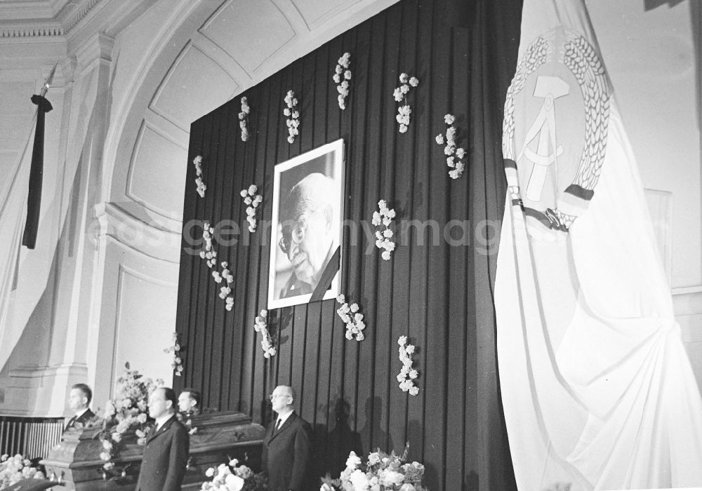 GDR picture archive: Berlin - State act and state funeral as a funeral service for the funeral von Arnold Zweig im Deutschen Theater on street Schumannstrasse in the district Mitte in Berlin Eastberlin on the territory of the former GDR, German Democratic Republic