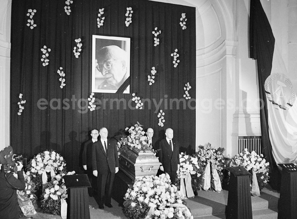 Berlin: State act and state funeral as a funeral service for the funeral von Arnold Zweig im Deutschen Theater on street Schumannstrasse in the district Mitte in Berlin Eastberlin on the territory of the former GDR, German Democratic Republic