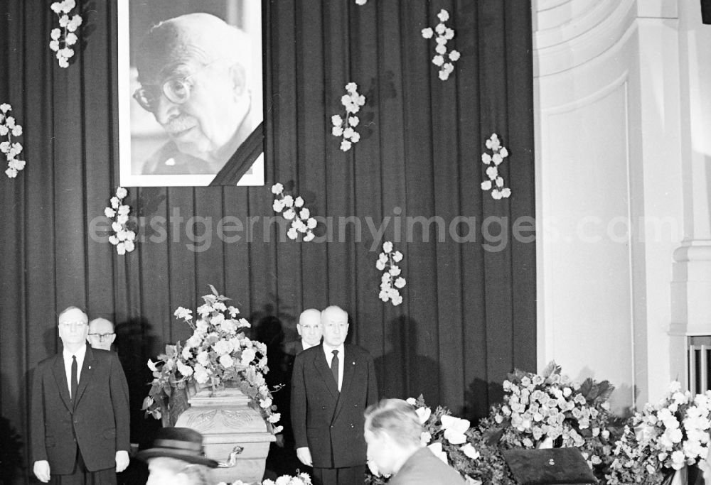 GDR image archive: Berlin - State act and state funeral as a funeral service for the funeral von Arnold Zweig im Deutschen Theater on street Schumannstrasse in the district Mitte in Berlin Eastberlin on the territory of the former GDR, German Democratic Republic