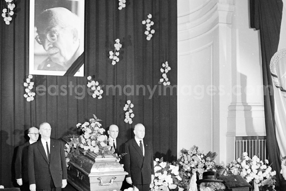 GDR photo archive: Berlin - State act and state funeral as a funeral service for the funeral von Arnold Zweig im Deutschen Theater on street Schumannstrasse in the district Mitte in Berlin Eastberlin on the territory of the former GDR, German Democratic Republic