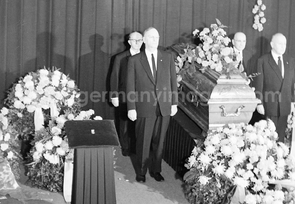 GDR picture archive: Berlin - State act and state funeral as a funeral service for the funeral von Arnold Zweig im Deutschen Theater on street Schumannstrasse in the district Mitte in Berlin Eastberlin on the territory of the former GDR, German Democratic Republic