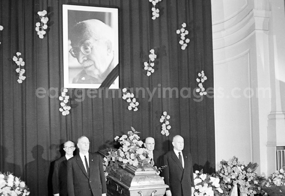 Berlin: State act and state funeral as a funeral service for the funeral von Arnold Zweig im Deutschen Theater on street Schumannstrasse in the district Mitte in Berlin Eastberlin on the territory of the former GDR, German Democratic Republic