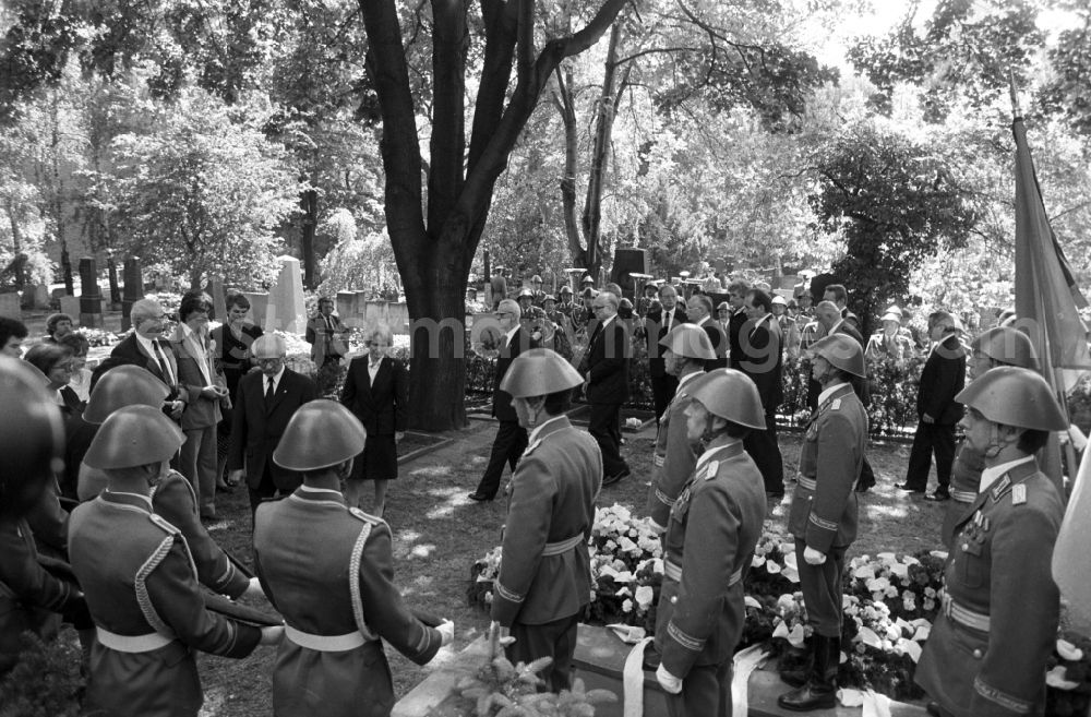 GDR image archive: Berlin - State ceremony and state funeral with the SED - Chairman of the State Council of the GDR Erich Honecker and Mrs. Margot Honecker (Minister for Public Education) and other functionaries of the party and state leadership as a funeral service for the funeral of the writer Anna Seghers at the Dorotheenstadt cemetery on Chausseestrasse in the Mitte district Berlin East Berlin on the territory of the former GDR, German Democratic Republic