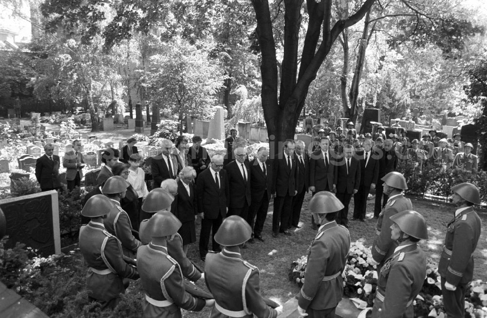 GDR photo archive: Berlin - State ceremony and state funeral with the SED - Chairman of the State Council of the GDR Erich Honecker and Mrs. Margot Honecker (Minister for Public Education) and other functionaries of the party and state leadership as a funeral service for the funeral of the writer Anna Seghers at the Dorotheenstadt cemetery on Chausseestrasse in the Mitte district Berlin East Berlin on the territory of the former GDR, German Democratic Republic