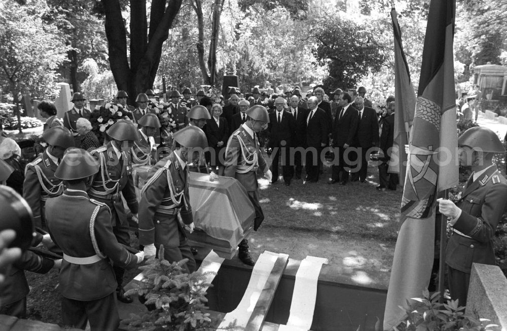GDR picture archive: Berlin - State ceremony and state funeral with the SED - Chairman of the State Council of the GDR Erich Honecker and Mrs. Margot Honecker (Minister for Public Education) and other functionaries of the party and state leadership as a funeral service for the funeral of the writer Anna Seghers at the Dorotheenstadt cemetery on Chausseestrasse in the Mitte district Berlin East Berlin on the territory of the former GDR, German Democratic Republic