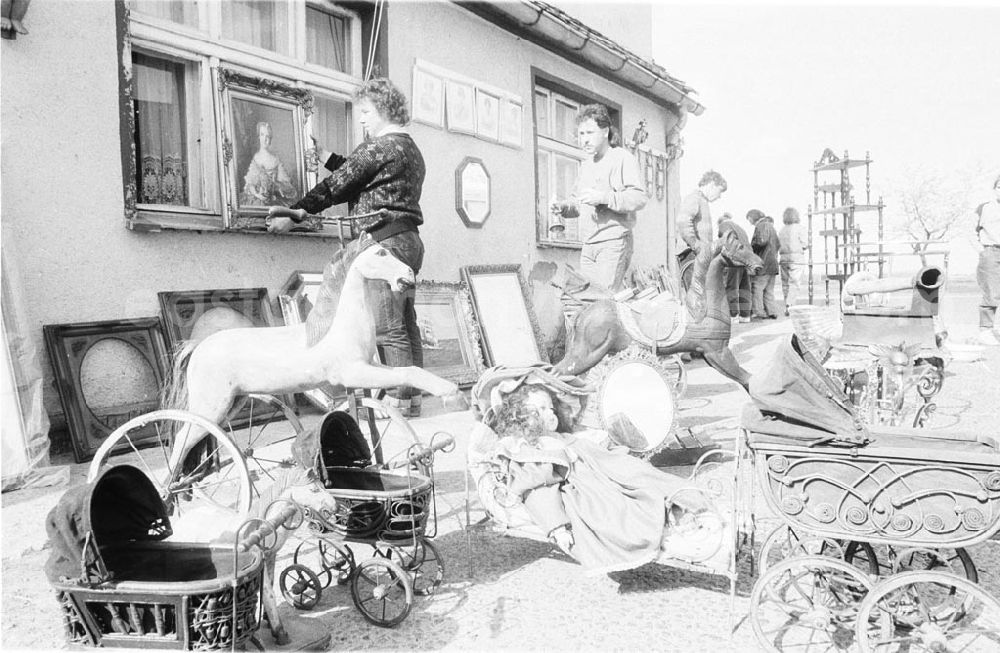 GDR photo archive: - Trödelmarkt in Wittenberge/Oma mit Ziege Umschlag:7373