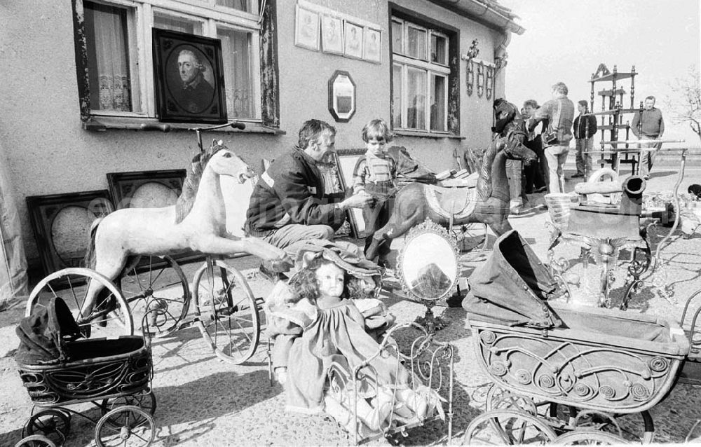GDR picture archive: - Trödelmarkt in Wittenberge/Oma mit Ziege Umschlag:7373
